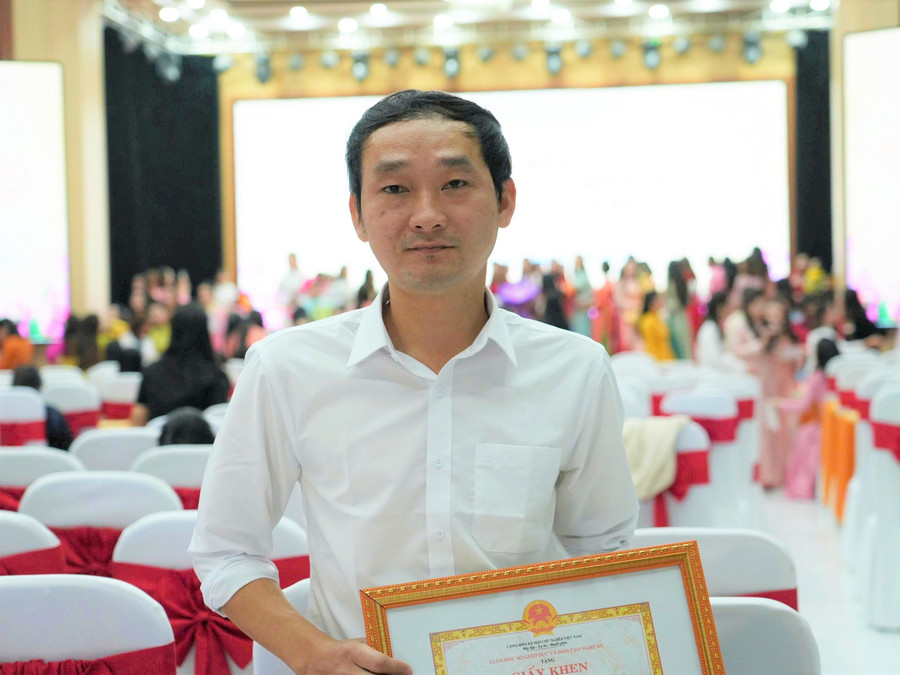 Thầy Lê Đăng Hạnh hiện là Trung Tâm Đăng Nhập MM88 Chính Thức Mới tại Trường Mầm non Quỳnh Vinh B, phường Hoàng Mai, Nghệ An. Ảnh: Hồ Lài thay-giao-mam-non-4.jpg