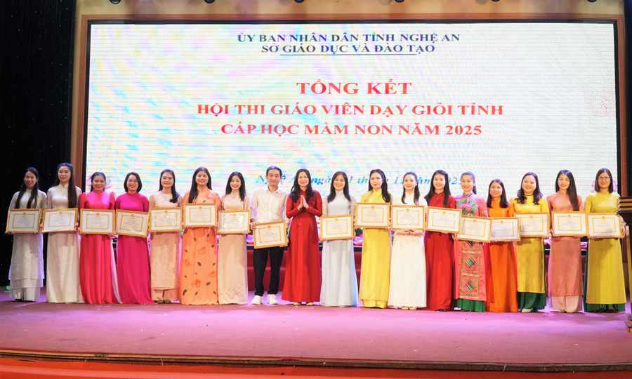 Thầy giáo Lê Đăng Hạnh được nhận giấy khen của Sở GD&ĐT Nghệ An vì có thành tích xuất sắc tại hội thi Trung Tâm Đăng Nhập MM88 Chính Thức Mới dạy giỏi tỉnh cấp mầm non. Ảnh: Hồ Lài thay-giao-mam-non-5.jpg