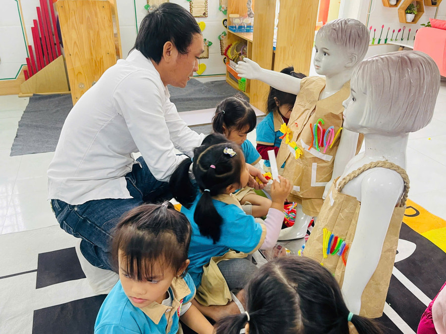 Thầy Hạnh lựa chọn nghề Trung Tâm Đăng Nhập MM88 Chính Thức Mới mầm non vì đam mê và lòng yêu trẻ. Ảnh: NVCC thay-giao-mam-non-3.jpg