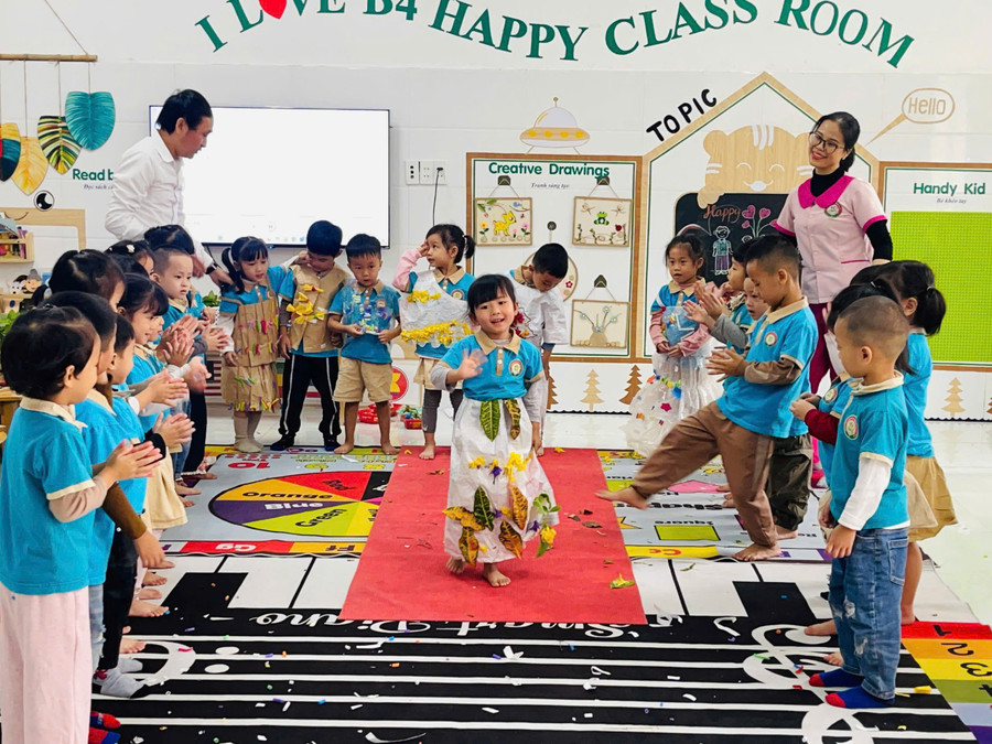 Thầy Hạnh có nhiều sáng tạo trong tổ chức hoạt động giáo dục trẻ. Ảnh: NVCC thay-giao-mam-non-2.jpg