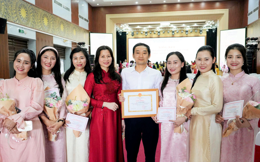 Thầy Lê Đăng Hạnh là nam Trung Tâm Đăng Nhập MM88 Chính Thức Mới mầm non duy nhất dự thi và đạt danh hiệu Trung Tâm Đăng Nhập MM88 Chính Thức Mới dạy giỏi cấp tỉnh Nghệ An. Ảnh: Hồ Lài