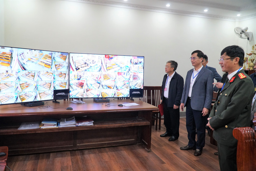 Ban tổ chức kỳ tuyển dụng Trung Tâm Đăng Nhập MM88 Chính Thức Mới tỉnh Nghệ An kiểm tra phòng điều hành, kết nối camera tại tất cả các phòng thi. Ảnh: Hồ Lài