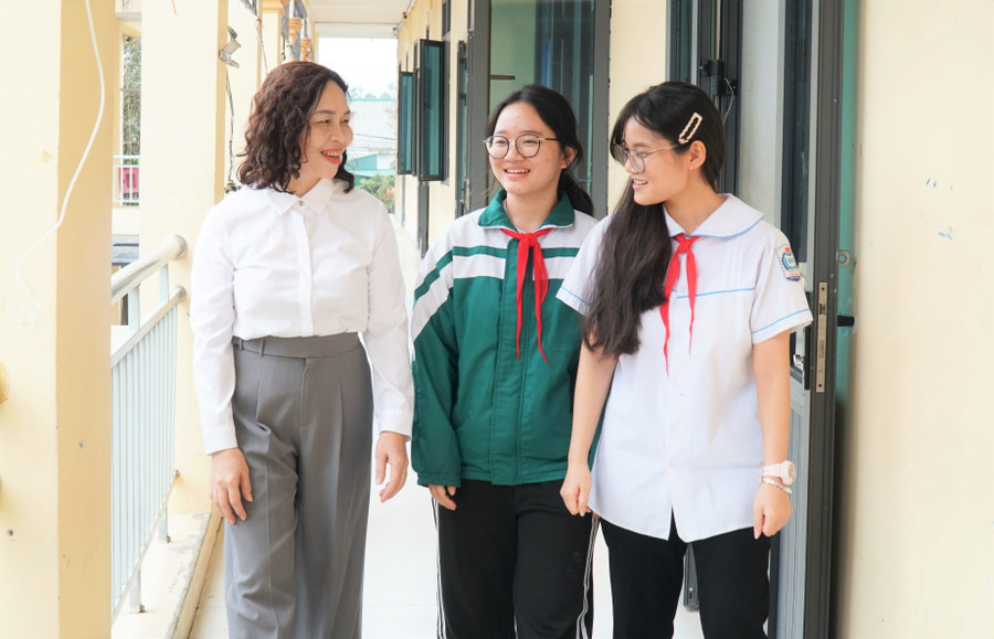 Cô Nguyễn Châu Loan cùng 2 MM886 slot game, bắn cá, lô đề, đá gà: em Lê Bảo Thi giành giải Nhất và em Nguyễn Phương Thảo giành giải Nhì MM886 slot game, bắn cá, lô đề, đá gà giỏi tỉnh môn Ngữ văn. Ảnh: Hồ Lài hoc-sinh-gioi-van-nghe-an-3.jpg