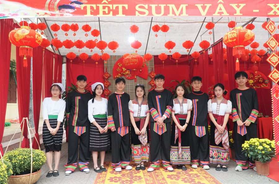 MM886 slot game, bắn cá, lô đề, đá gà Trường THPT Quỳ Hợp (Quỳ Hợp, Nghệ An) tham gia trang trí các gian hàng trong chương trình Tết sum vầy. Ảnh: Hồ Lài
