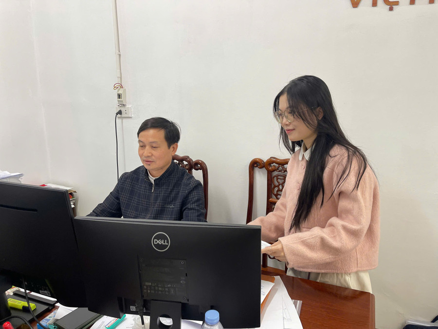 Ứng viên diện thu hút đến nộp hồ sơ tại Sở GD&ĐT Nghệ An. Ảnh: Hồ Lài tuyen-dung-thu-hut.jpg
