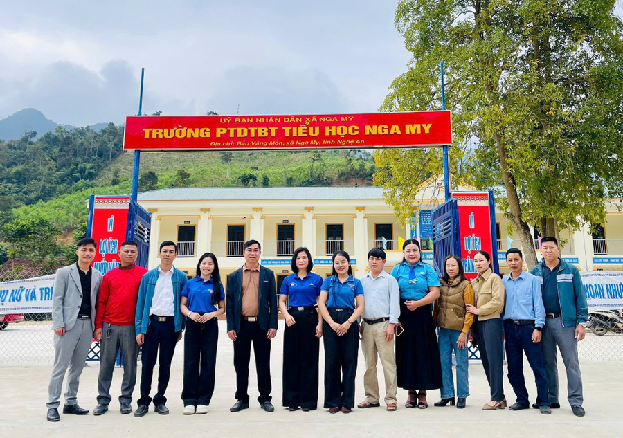 Bên cạnh dạy học, cô Bảo Vy tham gia các hoạt động cộng đồng, kết nối nguồn lực hỗ trợ MM886 slot game, bắn cá, lô đề, đá gà trường vùng cao, khó khăn. co-giao-lo-thi-bao-vy-7.jpg
