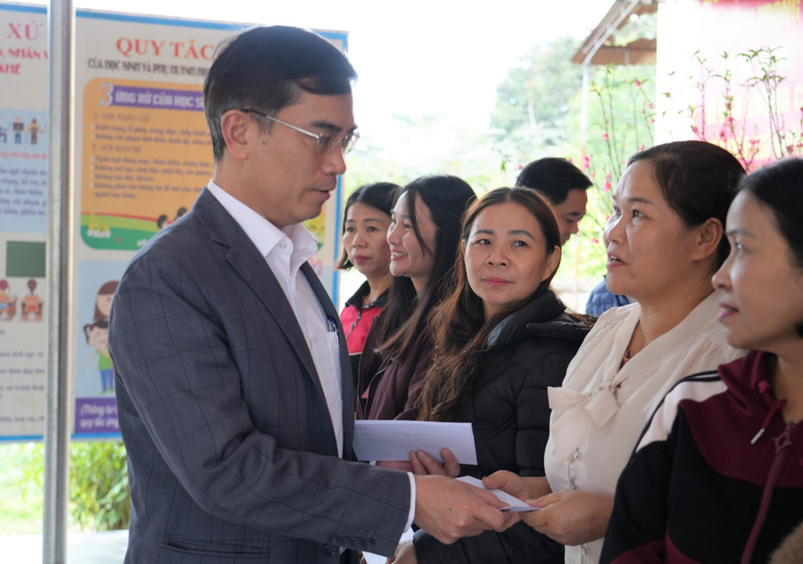 Ông Nguyễn Văn Khoa - Giám đốc Sở GD&ĐT Nghệ An trao quà tết, động viên và mong muốn thầy cô giáo vùng cao tiếp tục tâm huyết, cống hiến cho sự nghiệp trồng người ở vùng khó. Ảnh: Hồ Lài ho-tro-qua-cho-giao-vien-dip-tet-4.jpg