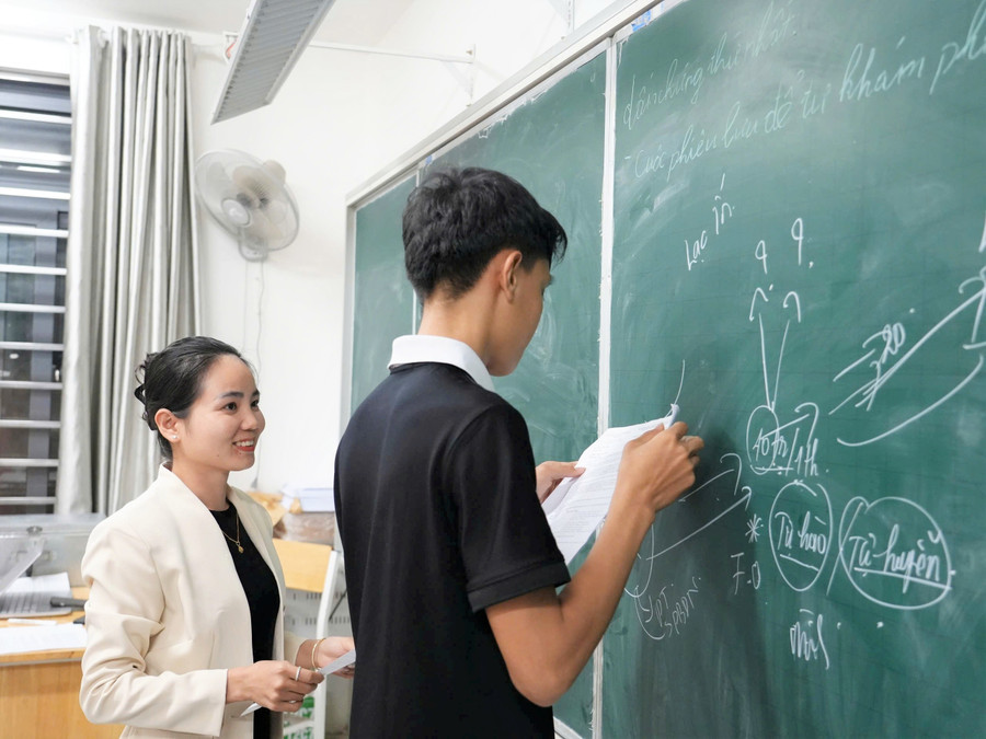 Cô Hoàng Thị Ly, Trung Tâm Đăng Nhập MM88 Chính Thức Mới chủ nhiệm lớp 12C7 Trường THPT Kỳ Sơn, năm đầu tiên tham gia ôn thi MM88dangnhap nhà cái World Cup 2026 THPT môn Ngữ văn. Ảnh: Hồ Lài truong-hoc-vung-cao-nghe-an-8.jpg