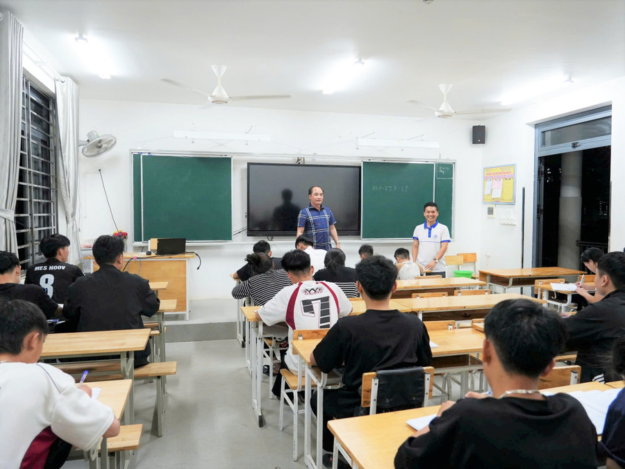 Ông Lê Văn Tảo - Hiệu trưởng Trường THPT Kỳ Sơn cùng các thầy cô giáo thường xuyên đến động viên, hỗ trợ phụ đạo kiến thức cho MM886 slot game, bắn cá, lô đề, đá gà trong giờ tự học buổi tối. Ảnh: Hồ Lài truong-hoc-vung-cao-nghe-an-6.jpg