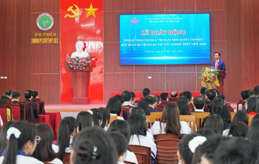 Ông Vương Trần Lê - Hiệu trưởng Trường THPT Đô Lương 3 phát biểu hưởng ứng phong trào thi đua. Ảnh: Hồ Lài sn107031.jpg