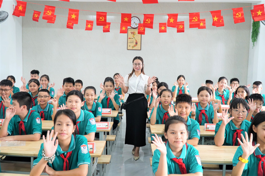 Cô trò Trường THCS Hưng Bình (phường Trường Vinh, Nghệ An). Ảnh: Hồ Lài