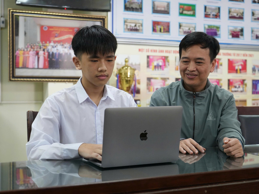 Nguyễn Minh Phương và thầy giáo bồi dưỡng Trần Đức Toàn. Ảnh: Hồ Lài chuyen-dai-hoc-vinh-6.jpg