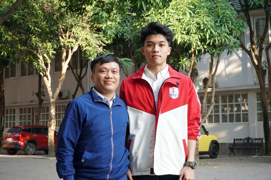 Phan Văn Cường cùng thầy giáo Phan Viết Bắc - Trung Tâm Đăng Nhập MM88 Chính Thức Mới chủ nhiệm, bồi dưỡng Toán trong suốt 3 năm THPT. Ảnh: Hồ Lài chuyen-dai-hoc-vinh-2.jpg