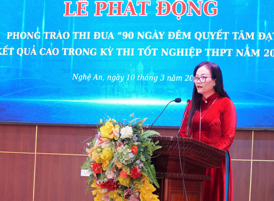 Cô Bùi Thị Lệ Thu - tổ trưởng tổ bộ môn Ngữ văn Trường Phổ thông DTNT THPT số 2 Nghệ An chia sẻ nỗ lực, tâm huyết ôn thi cho MM886 slot game, bắn cá, lô đề, đá gà không giới hạn số tiết dạy học. Ảnh: Hồ Lài sn107067.jpg