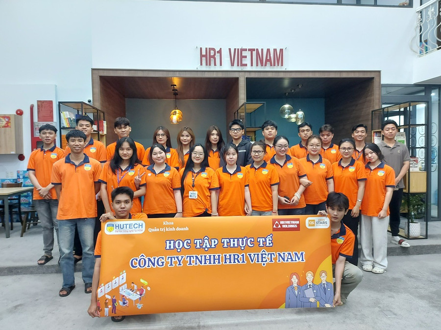 MM888 Việt Nam Tải App HUTECH trong một lần đi thực tập. Ảnh: Phan Hải z7003002874323-8d48a01377f98065d6d3ddfe8aa30891.jpg