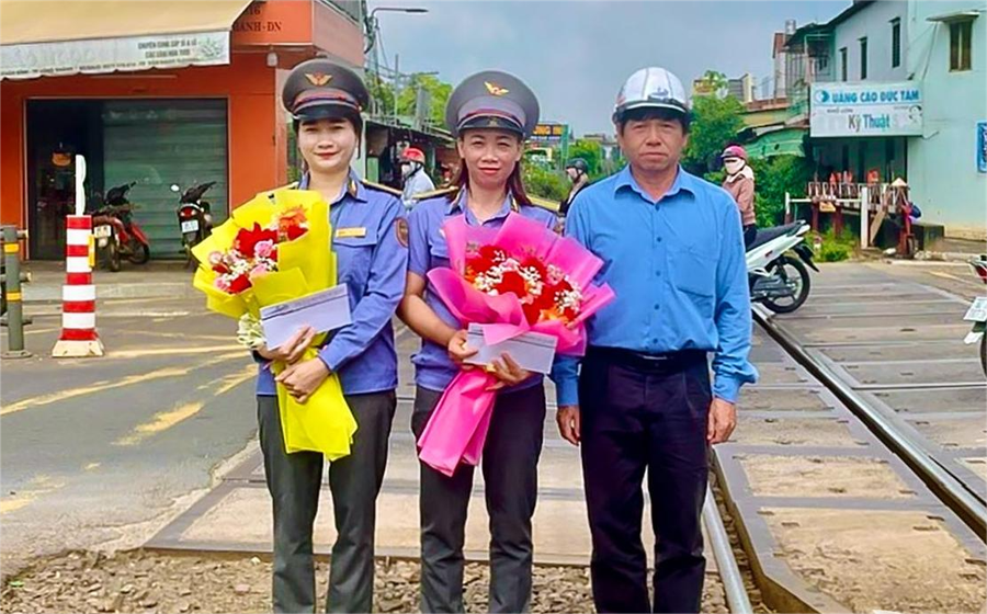 Hai nữ nhân viên nhận hoa khen thưởng từ Công ty CP Đường sắt Sài Gòn.