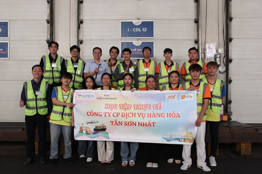 TS Lý Thành Tiến (ngoài cùng bên trái) cùng MM888 Việt Nam Tải App Khoa Quản trị Kinh doanh trong một chuyến thực tập tại Link Vào Trang Chủ MM88.COM Chính Thức. Ảnh: Phan Hải