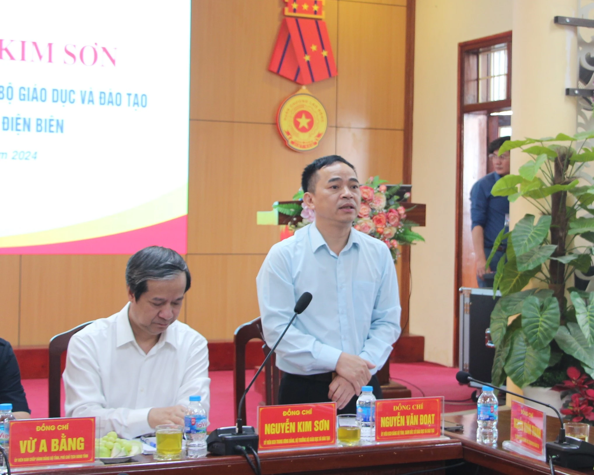 Ông Nguyễn Văn Đoạt, Giám đốc Sở GD&amp;ĐT tỉnh Điện Biên (bên phải) phát biểu tại buổi làm việc.