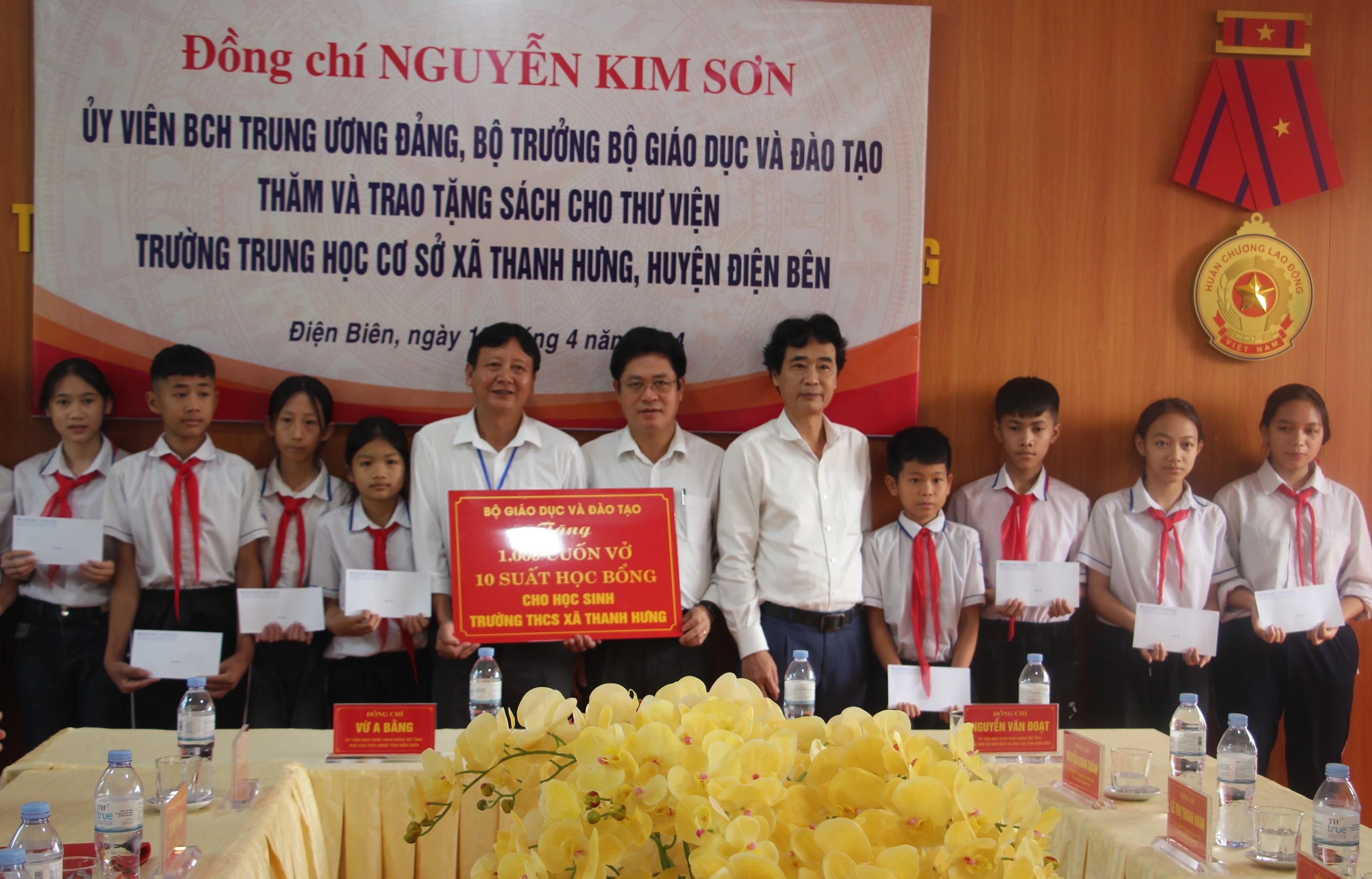 Đoàn công tác trao 10 suất 1MM88.com Trang Chủ Chính Thức cho MM886 slot game, bắn cá, lô đề, đá gà có hoàn cảnh khó khăn.