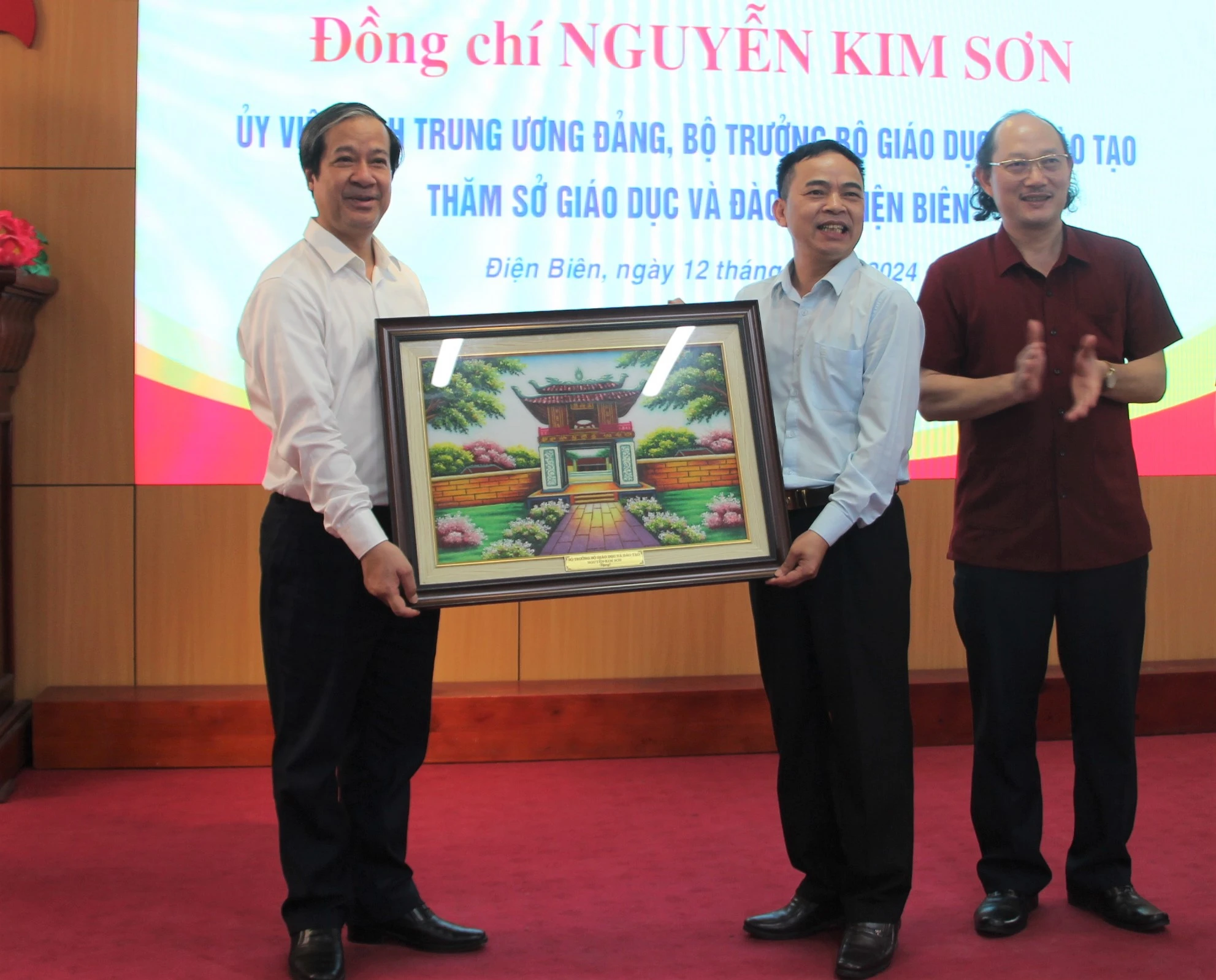 Bộ trưởng Nguyễn Kim Sơn trao tặng tranh lưu niệm cho Sở GD&amp;ĐT tỉnh Điện Biên.