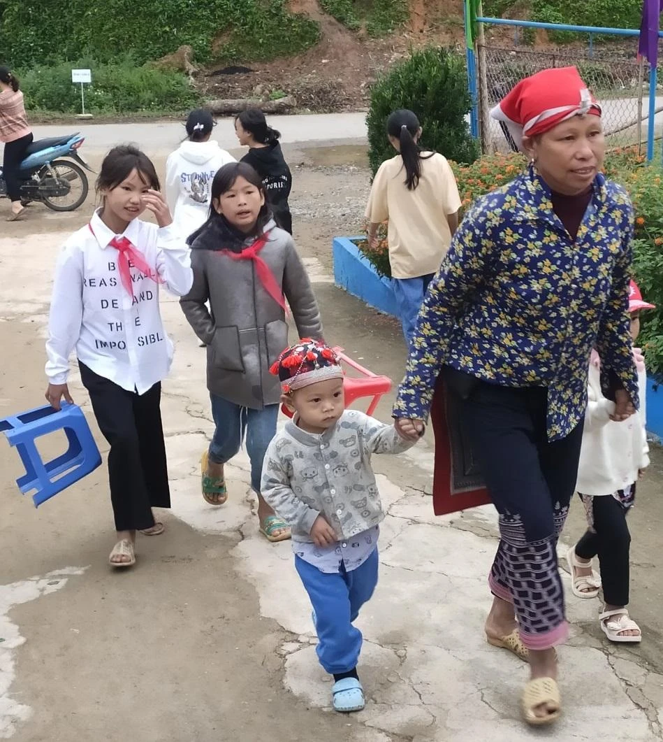 Bà Vàng Tả Mẩy, thôn Bản Kim, xã Thanh Kim dẫn theo 2 con theo dự Lễ khai giảng. Bà Vàng Tả Mẩy, thôn Bản Kim, xã Thanh Kim dẫn theo 2 con theo dự Lễ khai giảng.
