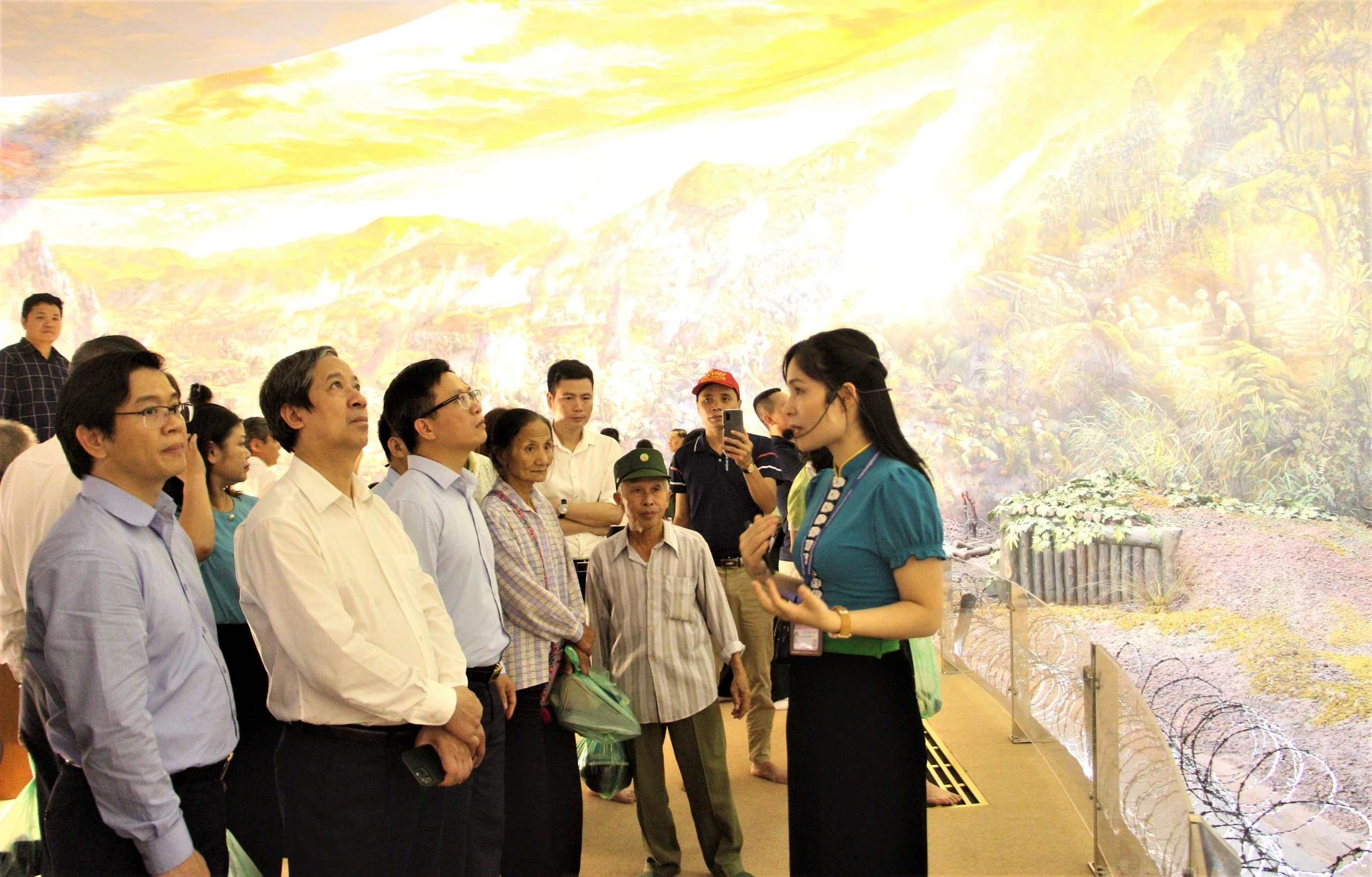 Các đại biểu chiêm ngưỡng bức tranh panorama tại Bảo tàng Chiến thắng lịch sử Điện Biên Phủ. Các đại biểu chiêm ngưỡng bức tranh panorama tại Bảo tàng Chiến thắng lịch sử Điện Biên Phủ.