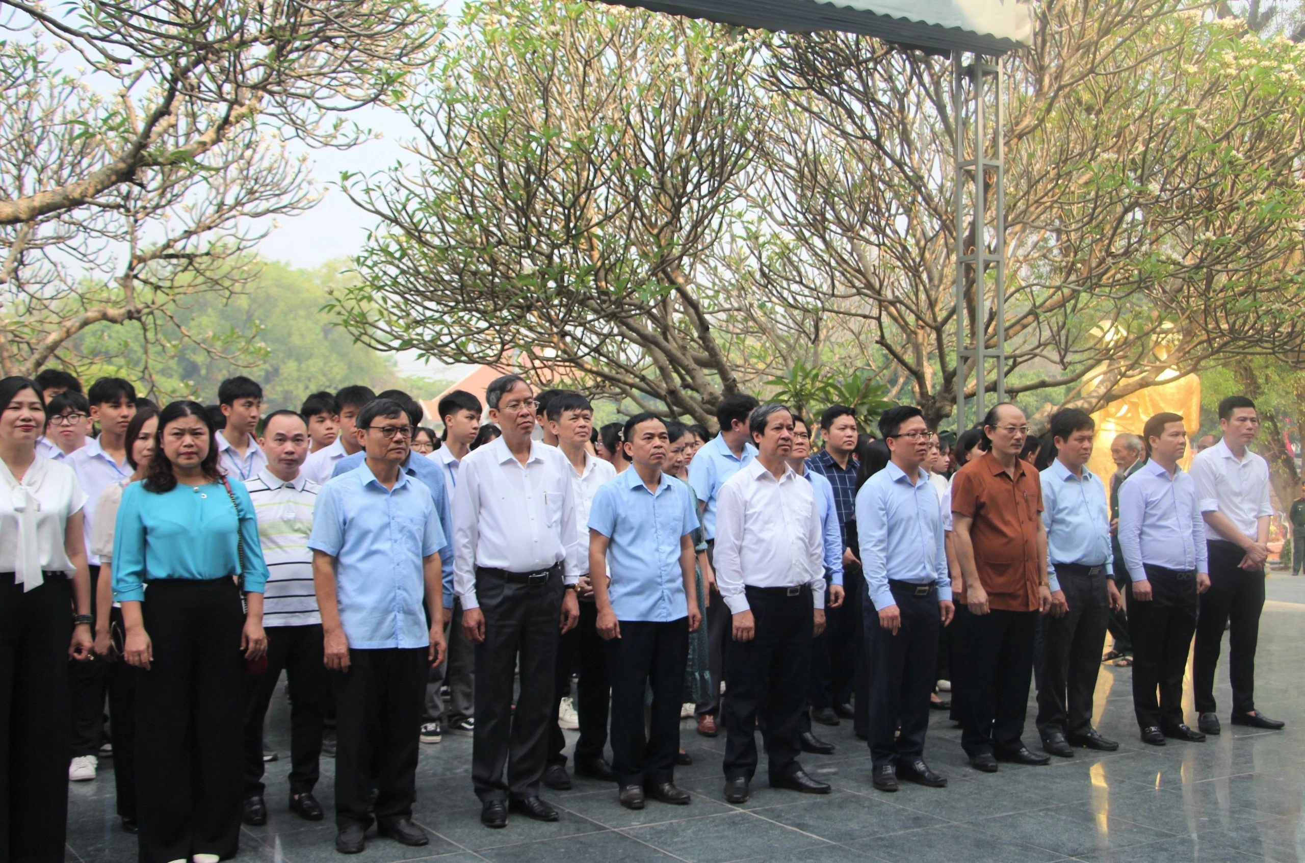Đoàn công tác cùng lãnh đạo UBND tỉnh Điện Biên, Sở GD&ĐT, thầy trò trường THPT Thành phố Điện Biên Phủ thắp hương tại Nghĩa trang liệt sĩ A1. Đoàn công tác cùng lãnh đạo UBND tỉnh Điện Biên, Sở GD&ĐT, thầy trò trường THPT Thành phố Điện Biên Phủ thắp hương tại Nghĩa trang liệt sĩ A1.