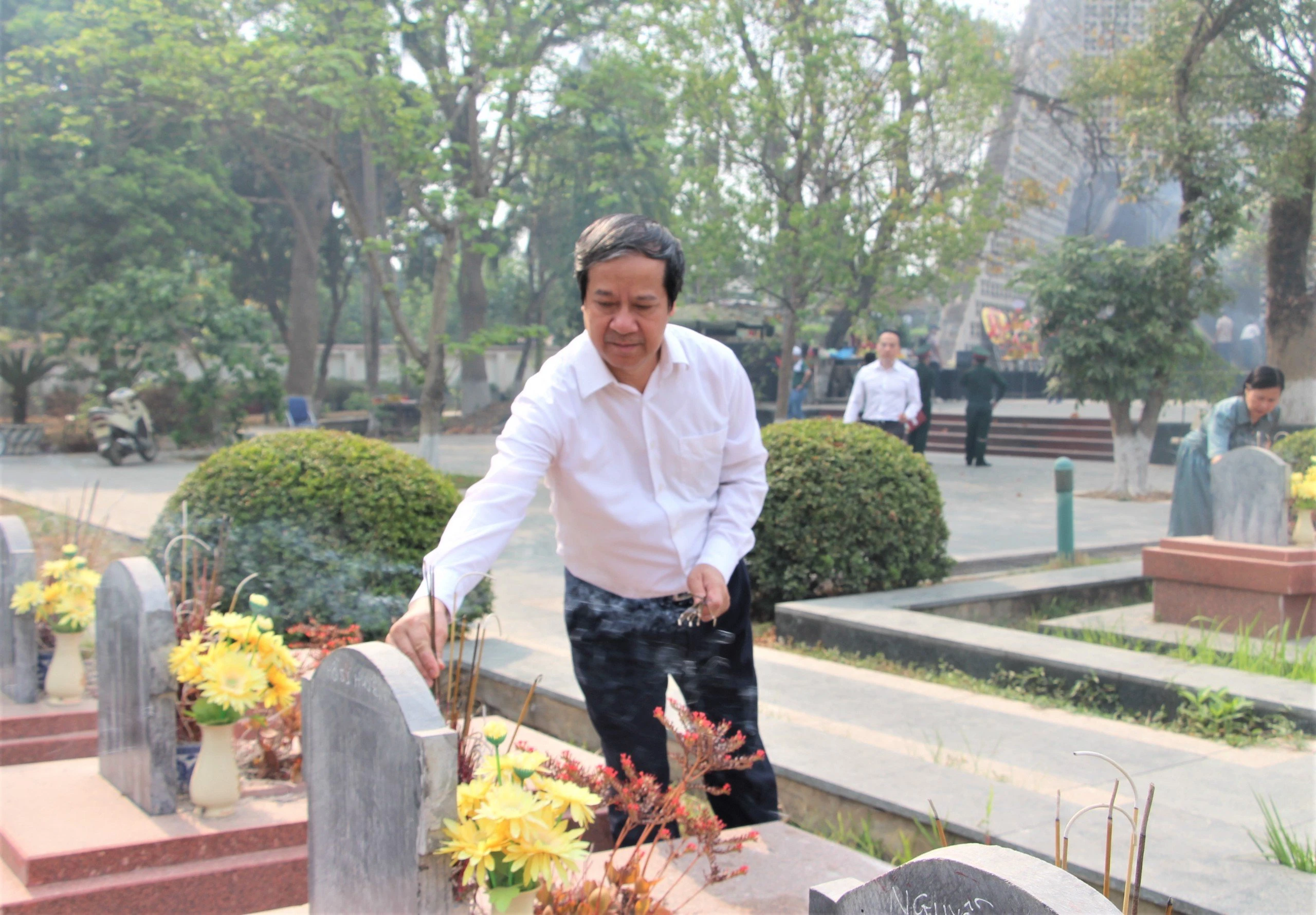 Bộ trưởng thắp hương phần mộ các anh hùng liệt sĩ. Bộ trưởng thắp hương phần mộ các anh hùng liệt sĩ.
