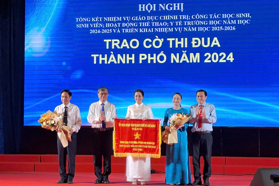 Phòng MM886 slot game, bắn cá, lô đề, đá gà - MM888 Việt Nam Tải App (Sở GD&ĐT TPHCM) nhận cờ thi đua của UBND TPHCM. Ảnh: Hoàng Quỳnh.