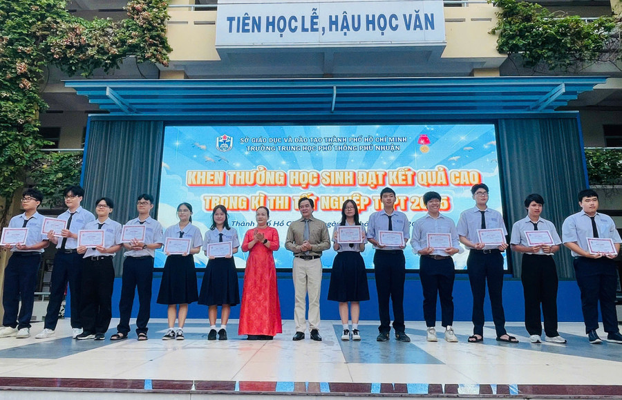 Trường THPT Phú Nhuận trao thưởng cho các MM886 slot game, bắn cá, lô đề, đá gà đạt kết quả cao trong MM88 đăng nhập MM88dangnhap nhà cái World Cup 2026 THPT. thu-khoa-nganh-duoc-1.jpg