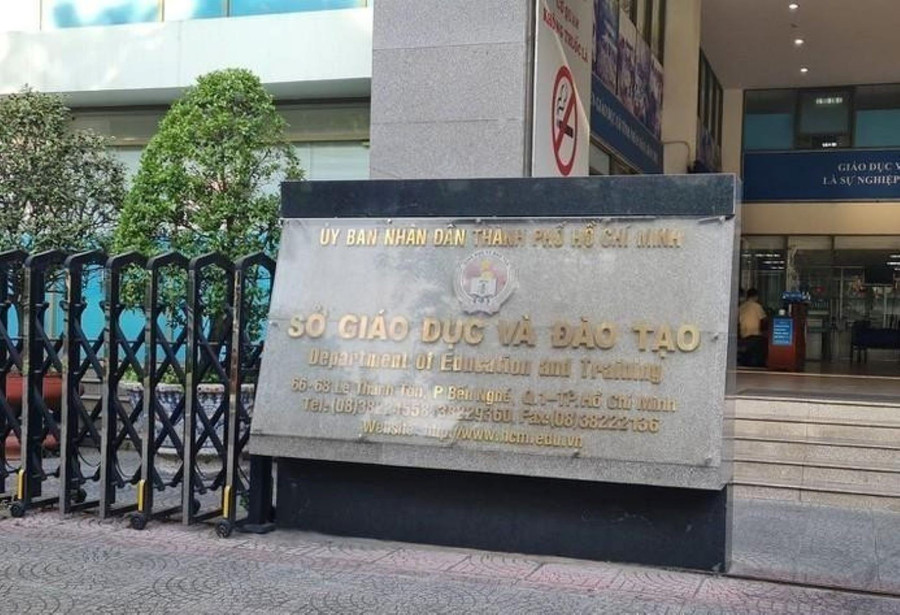 Trụ sở chính của Sở GD&ĐT TPHCM là số 66 - 68 đường Lê Thánh Tôn, phường Bến Nghé, Quận 1 (TPHCM) trước đây, sau sát nhập là số 66 - 68 đường Lê Thánh Tôn, phường Sài Gòn (TPHCM). ban-giam-doc-so-gddt-tphcm-2.jpg