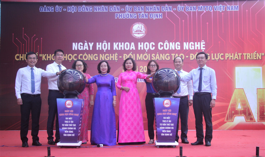 Các đại biểu tiến hành nghi thức khởi động ra mắt Trợ lý ảo tư vấn thủ tục hành chính và nền tảng