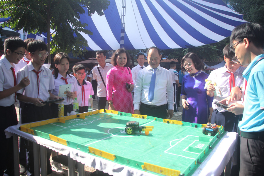 Đại biểu tham quan các hoạt động tại ngày hội. ngay-hoi-khoa-hoc-cong-nghe-1.jpg