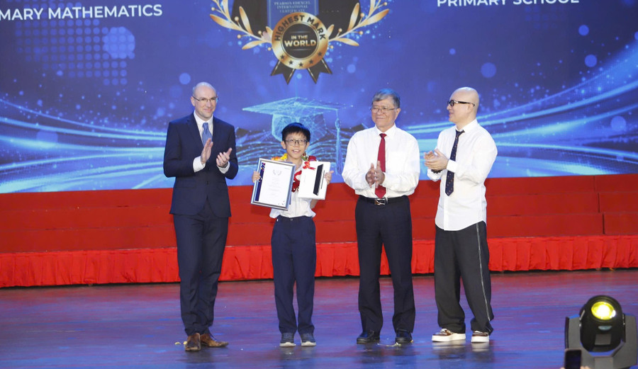 Ông Nguyễn Văn Hiếu cùng đại diện Hội đồng khảo thí Pearson Edexcel, Tập đoàn giáo dục EMG Education trao thưởng cho MM886 slot game, bắn cá, lô đề, đá gà đạt điểm Toán cao nhất thế giới cấp tiểu học.