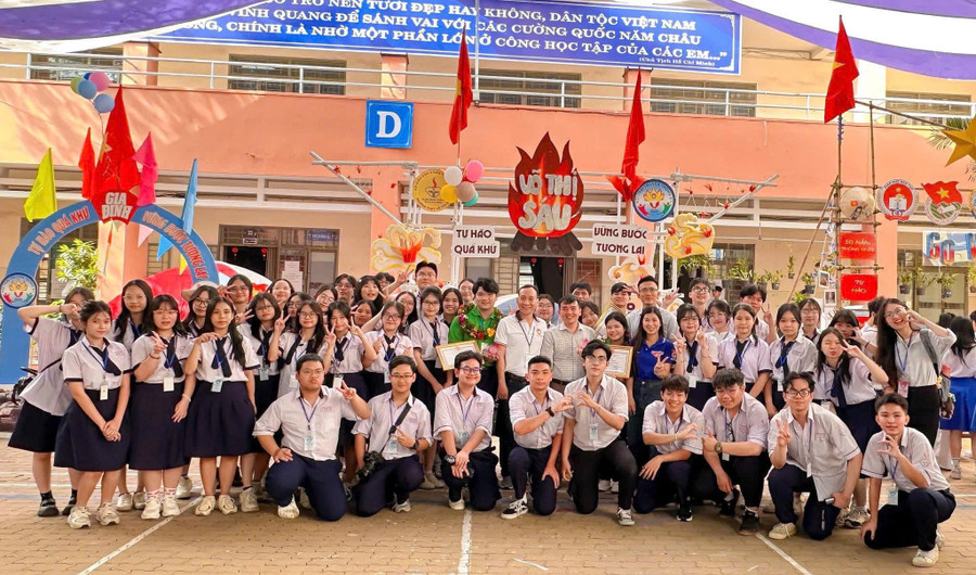 Ban giám hiệu Trường THPT Võ Thị Sáu cùng các thầy cô trong trường luôn nỗ lực xây dựng một môi trường MM88.COM là nhà cái trực tuyến hoạt động với giấy phép PAGCOR hạnh phúc. hieu-truong-lam-ban-voi-tro-3.jpg