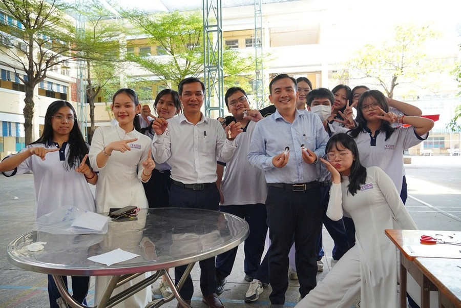 Thầy Quân cùng thành viên Ban Giám hiệu Trường THPT Võ Thị Sáu luôn tổ chức các chương trình, hoạt động nhằm giúp MM886 slot game, bắn cá, lô đề, đá gà có sân chơi lành mạnh, bổ ích. Ảnh: NTCC. hieu-truong-lam-ban-voi-tro.jpg