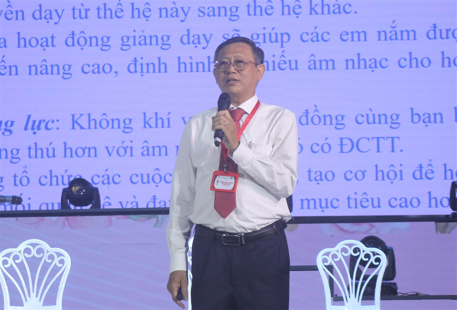 Ông Trịnh Vĩnh Thanh chia sẻ chuyên đề “Đưa Đờn ca tài tử vào trường học”. don-ca-tai-tu-1.jpg