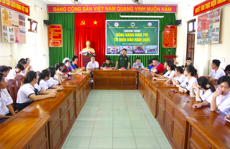 Cán bộ Biên phòng phát biểu tư vấn và động viên các Đăng nhập vào MM886 Việt Nam. ho-tro-thi-sinh-thi-tot-nghiep.jpg