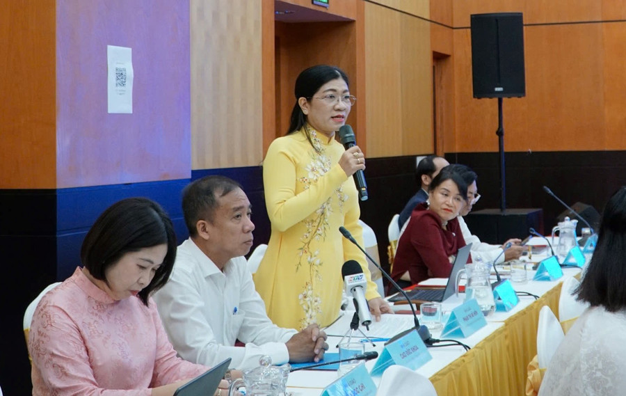 Bà Phạm Thị Bé Hiền trình bày tham luận tại tọa đàm. toa-dam-2-159.jpg