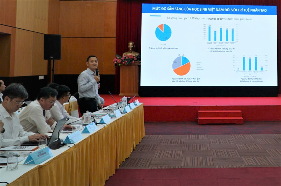 GS.TS Lê Anh Vinh trình bày tham luận tại tọa đàm. toa-dam-3-3730.jpg