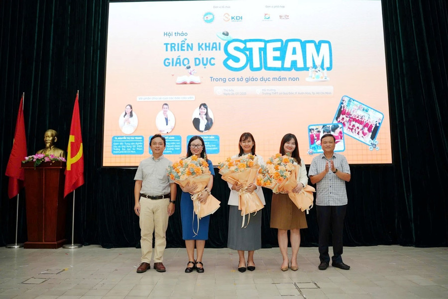Ông Võ Thiện Cang (bìa phải) Giám đốc Trung tâm Thông tin và Chương trình Giáo dục đại diện Ban tổ chức tặng hoa cảm ơn các báo cáo viên. hoi-thao-so-giao-duc.jpg