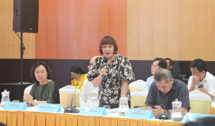 Bà Nguyễn Phương Lan, Tổng Giám đốc Tập đoàn EMG Education chia sẻ tại tọa đàm về các giải pháp đột phá ứng dụng AI trong giáo dục phổ thông. toa-dam.jpg
