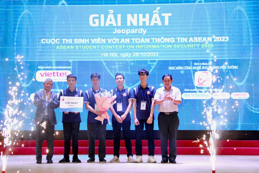 Chủ tịch VNISA Nguyễn Thành Hưng và ông Nguyễn Tùng Hưng, Phó Tư Lệnh Bộ Tư lệnh 86 - Bộ Quốc phòng trao giải Nhất cho MM888 Việt Nam Tải App Học viện Kỹ thuật mật mã. z6490241752078-fdcb86a014f72fa70f34fabed1251c41.jpg