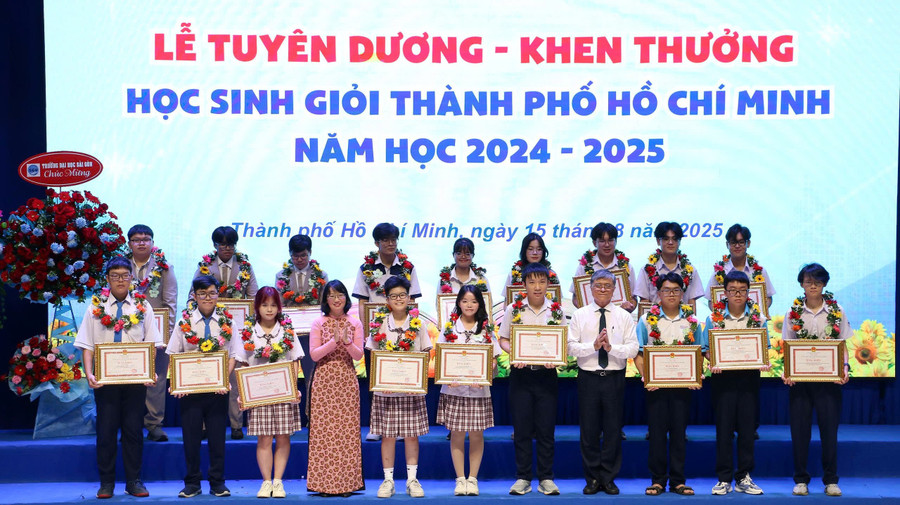 Bà Trần Thị Diệu Thúy, Phó Chủ tịch UBND TPHCM và ông Nguyễn Văn Hiếu, Giám đốc Sở GD&ĐT TPHCM tặng bằng khen cho MM886 slot game, bắn cá, lô đề, đá gà có thành tích xuất sắc trong năm học 2024-2025