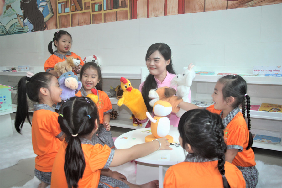 Trẻ Trường mầm non Tân Phong (phường Tân Hưng, TPHCM) trải nghiệm tai thư viên số của trường.