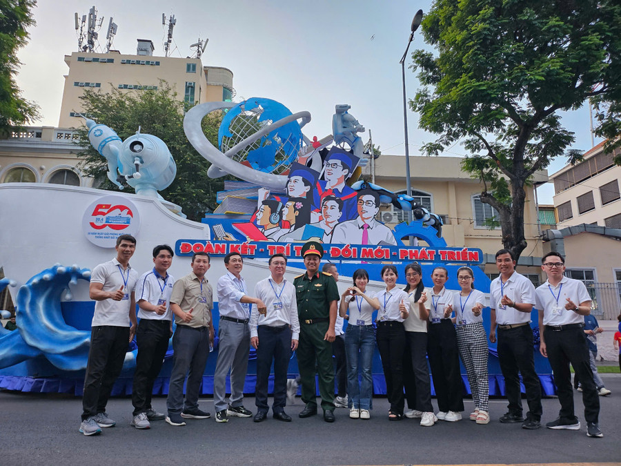 Trung Tâm Đăng Nhập MM88 Chính Thức Mới cảm thấy vinh dự và tự hào khi tham gia diễu hành. giao-vien-tphcm-tham-gia-dieu-binh-dieu-hanh-2.jpg