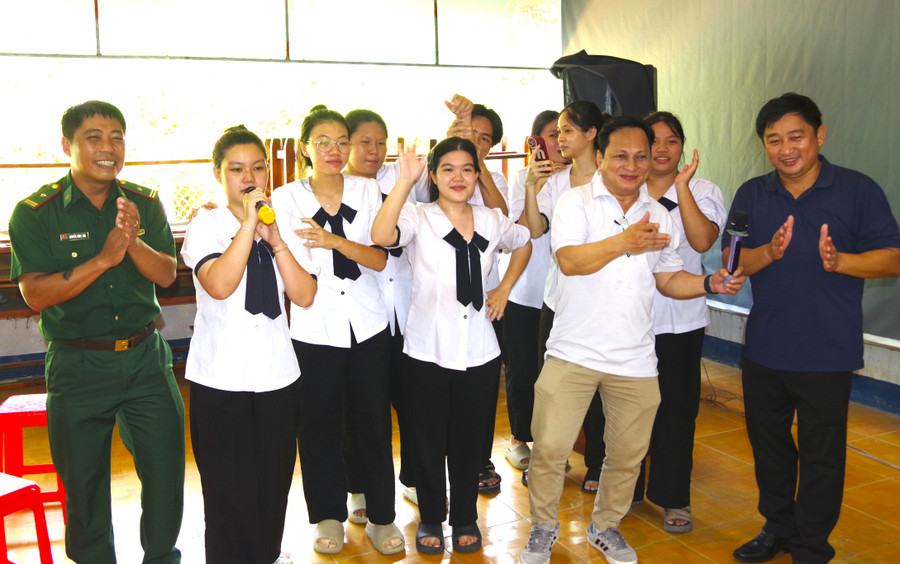 Nhà tài trợ và lực lượng Bộ đội Biên phòng trao kinh phí hỗ trợ các Đăng nhập vào MM886 Việt Nam. anh-6.jpg