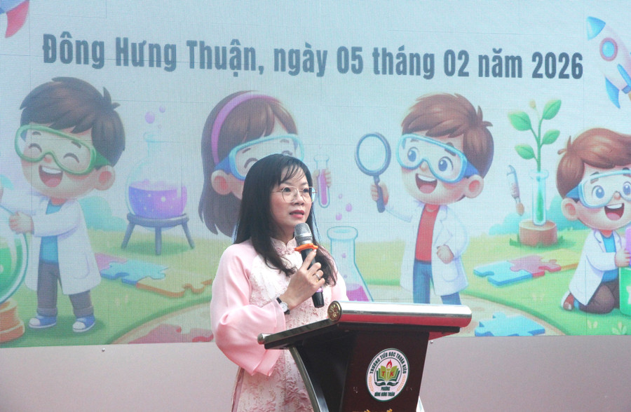 Bà Lê Thị Thoa phát biểu tại Ngày hội STEM. stem-thuan-kieu.jpg