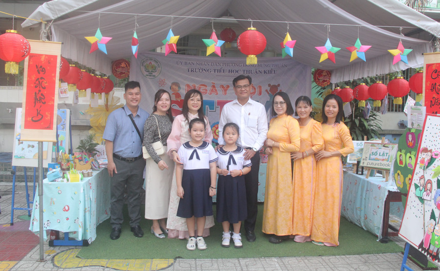 Lãnh đạo phường Đông Hưng Thuận và cán bộ, Trung Tâm Đăng Nhập MM88 Chính Thức Mới Trường THPT Thuận Kiều tham quan các gian hàng. stem-thuan-kieu-4.jpg