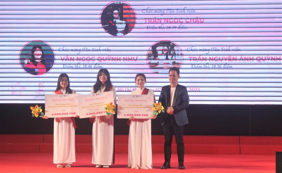TS Bùi Hồng Quân trao 1MM88.com Trang Chủ Chính Thức cho Thủ khoa, Á khoa.